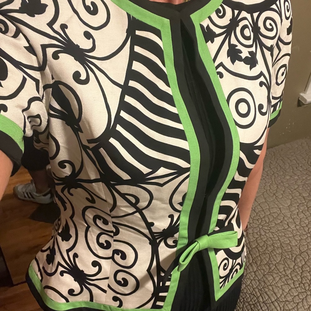 Womens Black & White Patterned Short Sleeve Top with Lime Trim